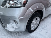 接触事故で損傷したトヨタポルテの左フロント周りを保険対応修理