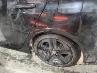 黒ボディ50系プリウスの白い擦り傷を磨きとタッチアップで簡易補修