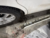 スペーシアの雪道悪路走行で外れたサイドステップを破損箇所補修して取り付け直し修理