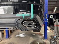 LS500の持ち込みWALDリアスカート(マフラーカッター溶接)取り付け＆フロントスポイラー破損修理