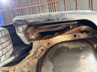 車検通らないと指摘受けたヴォクシーのアンダーボディ錆穴を板金修理