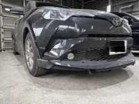 C-HRの破損したフロントスポイラーを修理はせず綺麗に取り外し対応