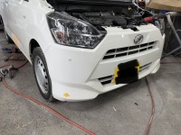 ミライースのバンパー交換修理費用が抑えられたためサイド面も板金塗装