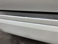 プラドの小さいけど深いリアバンパー凹みを分解作業無し部分修理で対応