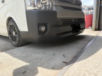 ハイエースワイドに415コブラ製フロントスポイラーをラプターライナー塗装して取り付け