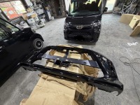 トヨタルーミーの接触して割れたフロントバンパーを新品に交換修理