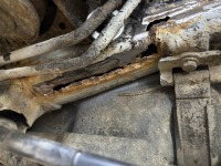 プラド150系のサビ穴があき強度が落ちたフレームの一部を溶接修理