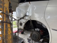 エスティマの大きく潰れたリアクォーターを引っ張り出し板金修理