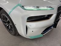 BMW i7の前後バンパー傷/凹みを分解作業無し部分塗装仕上げで修理