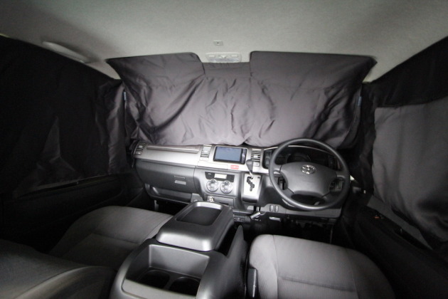 フロントシート3面を覆うカーテンで車内を広く活用 トランポ ハイエース他 内装設計 カスタム施工 製造販売 オグショー Do Blog ドゥブログ