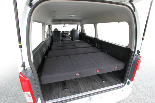 ハイエースワゴンglに装備したシートをベッドとして使用 トランポ ハイエース 他 内装設計 カスタム施工 製造販売 オグショー Do Blog ドゥブログ
