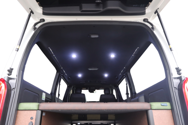 暗い車内を明るく照らす！LEDライトをハイエース天井に4個増設