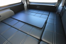 キャラバンでの車中泊で役立つ平らなテーブルスペース！