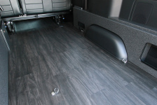 ハイエース車内の床を使いやすく掃除を行いやすい床へ！