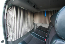NV350キャラバンカーテンの設置で車内の防犯性アップ！