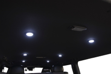 車内を明るく照らす！LEDダウンライトハイエースに装備