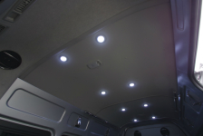 薄型LEDルームランプが、車内を明るく照らす！200系ハイエース