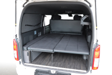 ファミリーでの車中泊から1人での車中泊に対応できるベッドを設置
