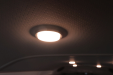 ハイエーススーパーロングの天井にライトやスピーカーを増設