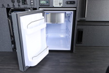 夏場でも安心！飲み物食べ物を冷す大容量の冷蔵庫を設置しました