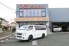 ベッド展開できるシートを2脚設置！8ナンバー仕様のハイエース