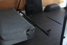 ハイエースDXシートに取付可能！バイク固定用のタイヤスットッパー