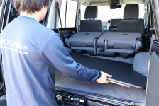 車両に加工せず取付可能なランクル70専用の車中泊ベッド