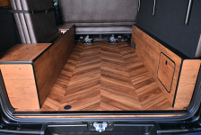パッケージ「TYPE-B」標準装備の床貼りにはヘリンボーン柄を設定